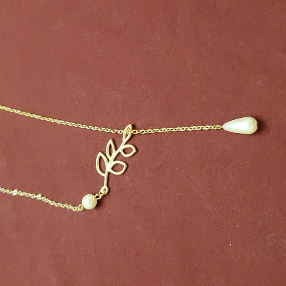 NWOT Leaf and Pearl Necklace - Picture 3 of 4
